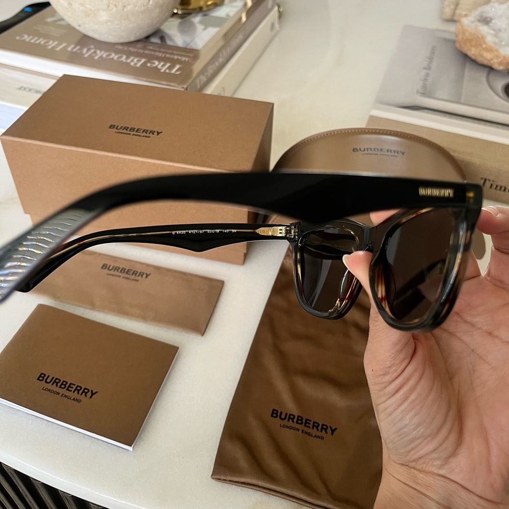 Burberry sunglasses - Picture 10 of 13